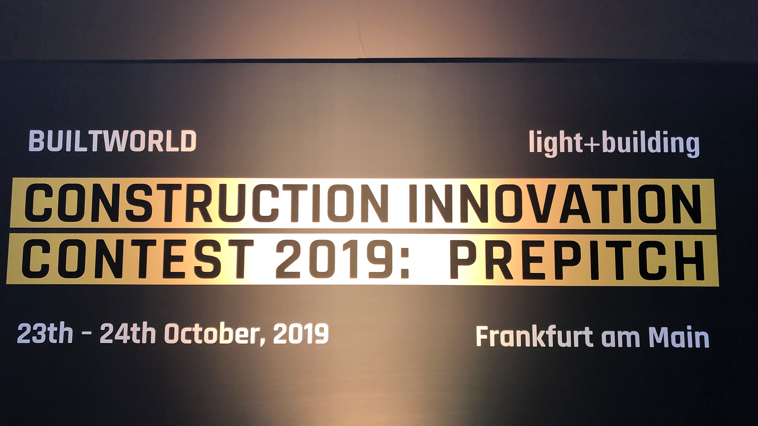 In hall 9.0 of Messe Frankfurt, the two-day prepitch of the construction and real estate industries on 23 and 24 October 2019 brought 25 of the original 350 applicants into the next competition round – the finals at Light + Building in March 2020. (Source: Messe Frankfurt / EBU 62 2019)