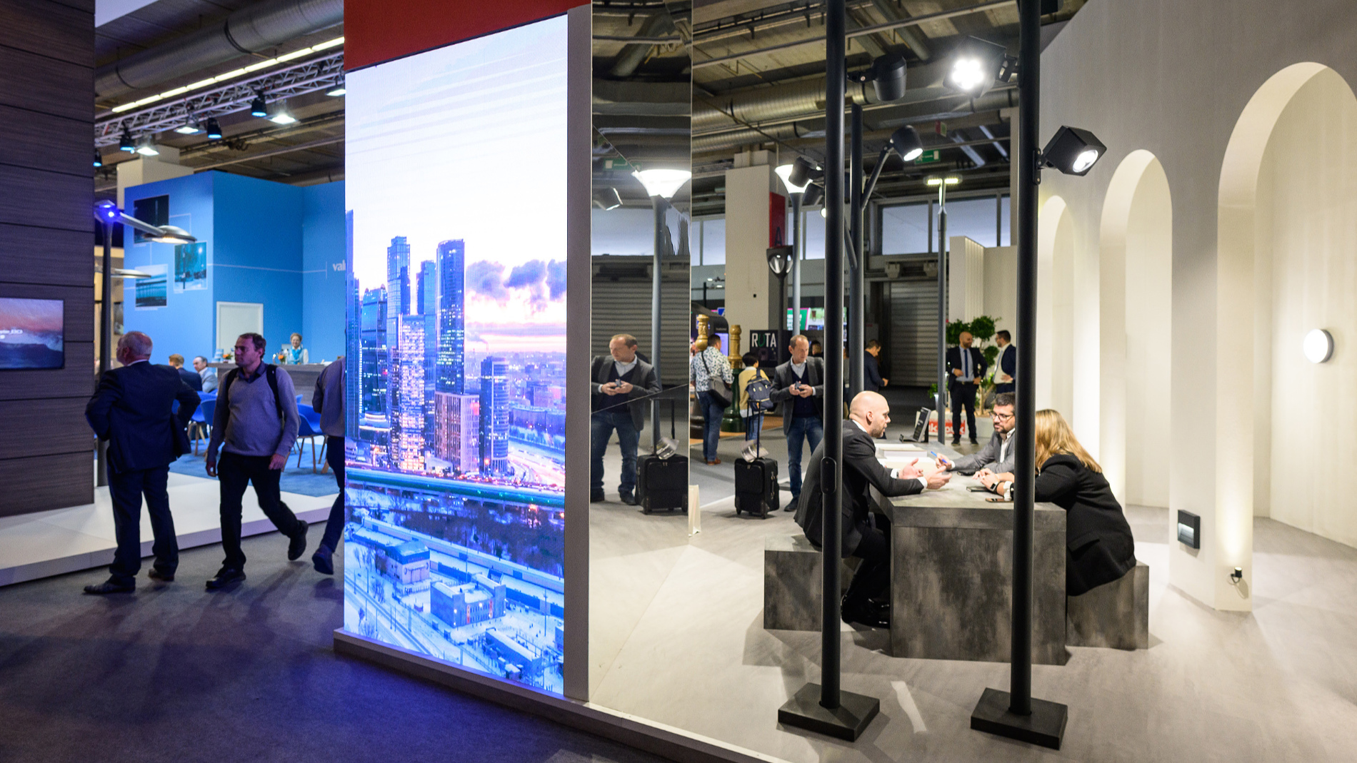 Auf der Light + Building tauschen sich Lichtexperten, Architekten aber auch Handwerk und Handel mit der Industrie aus. (Quelle: Messe Frankfurt Exhibition GmbH)