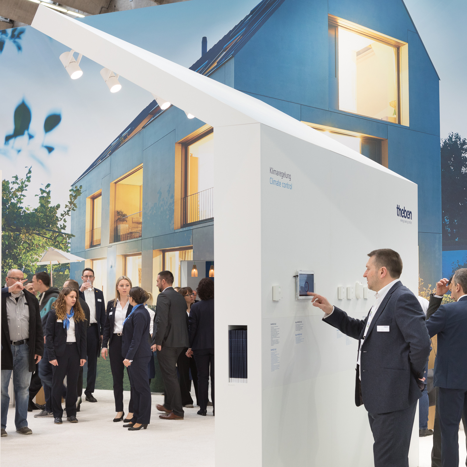 Stand at Light + Building