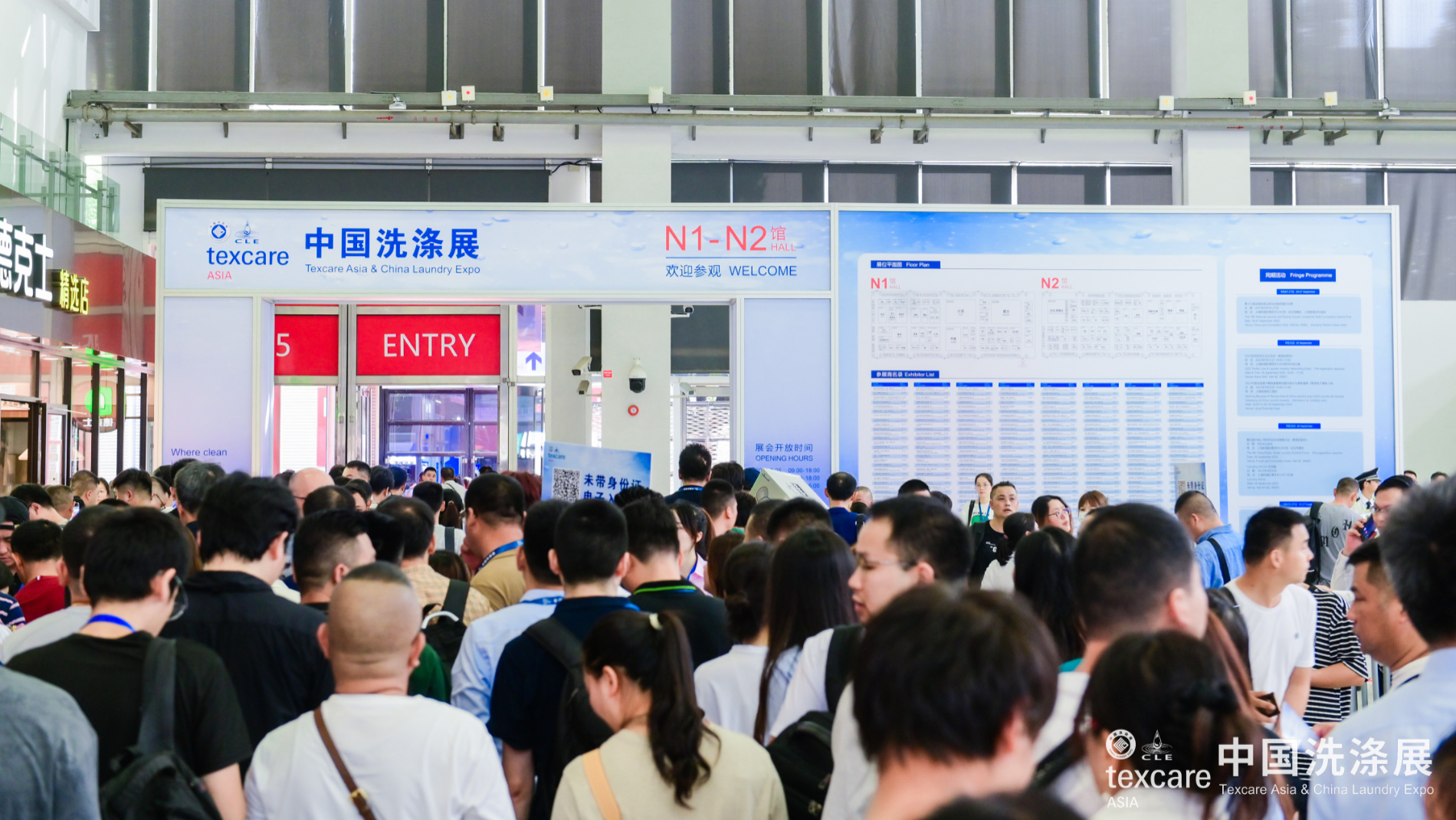 Besucher der Texcare Asia & China Laundry Expo