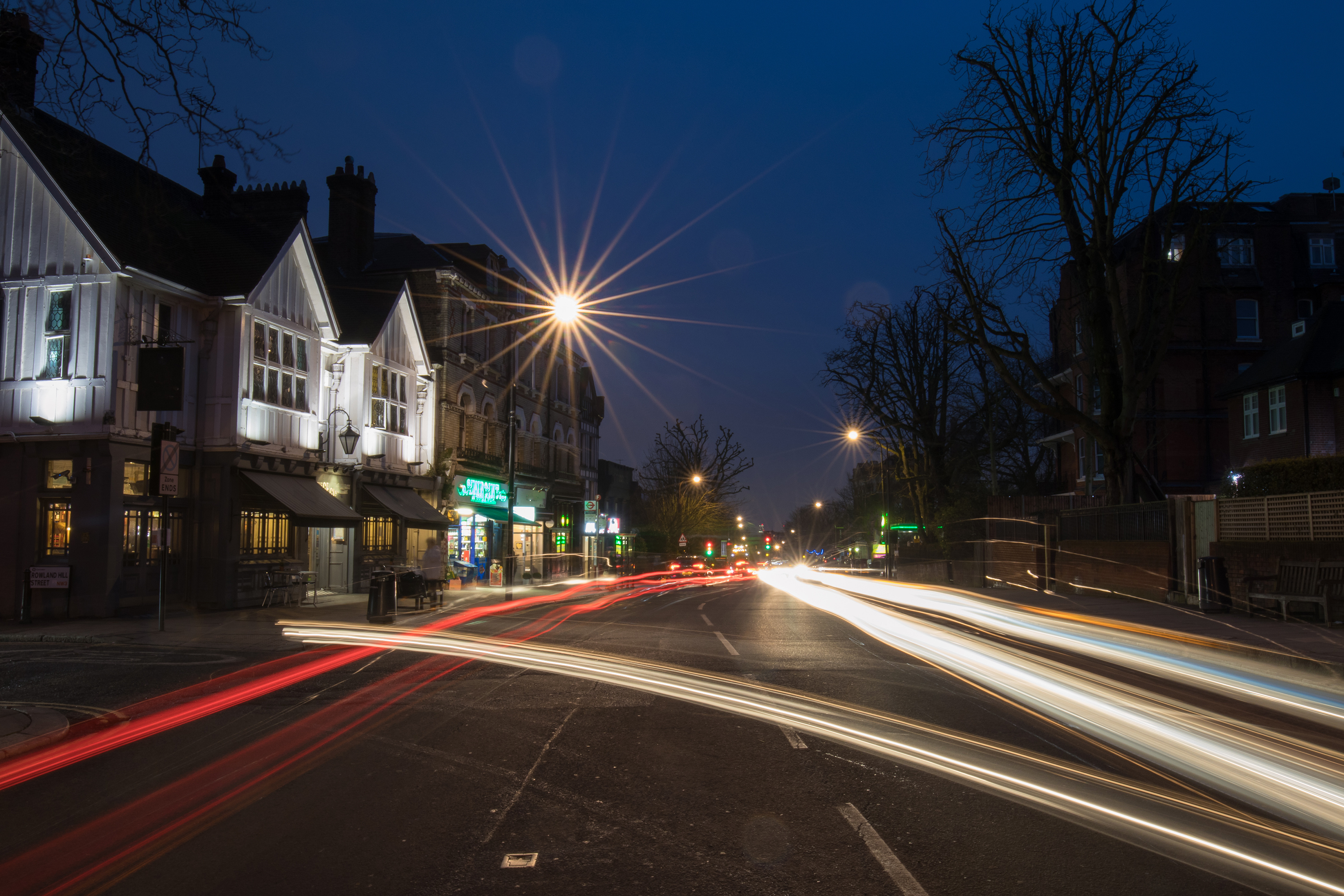 Streetlight posts: In the future, they will become smart poles that control their light intensity according to the traffic situation, parameters for traffic flows, parking guidance systems and air and noise pollution sensors, and are emergency reporting station, W-LAN router and charging point with digital parking ticket station for electric vehicles – all in one. (Source: Fotolia / Ruben Pinto 2019)