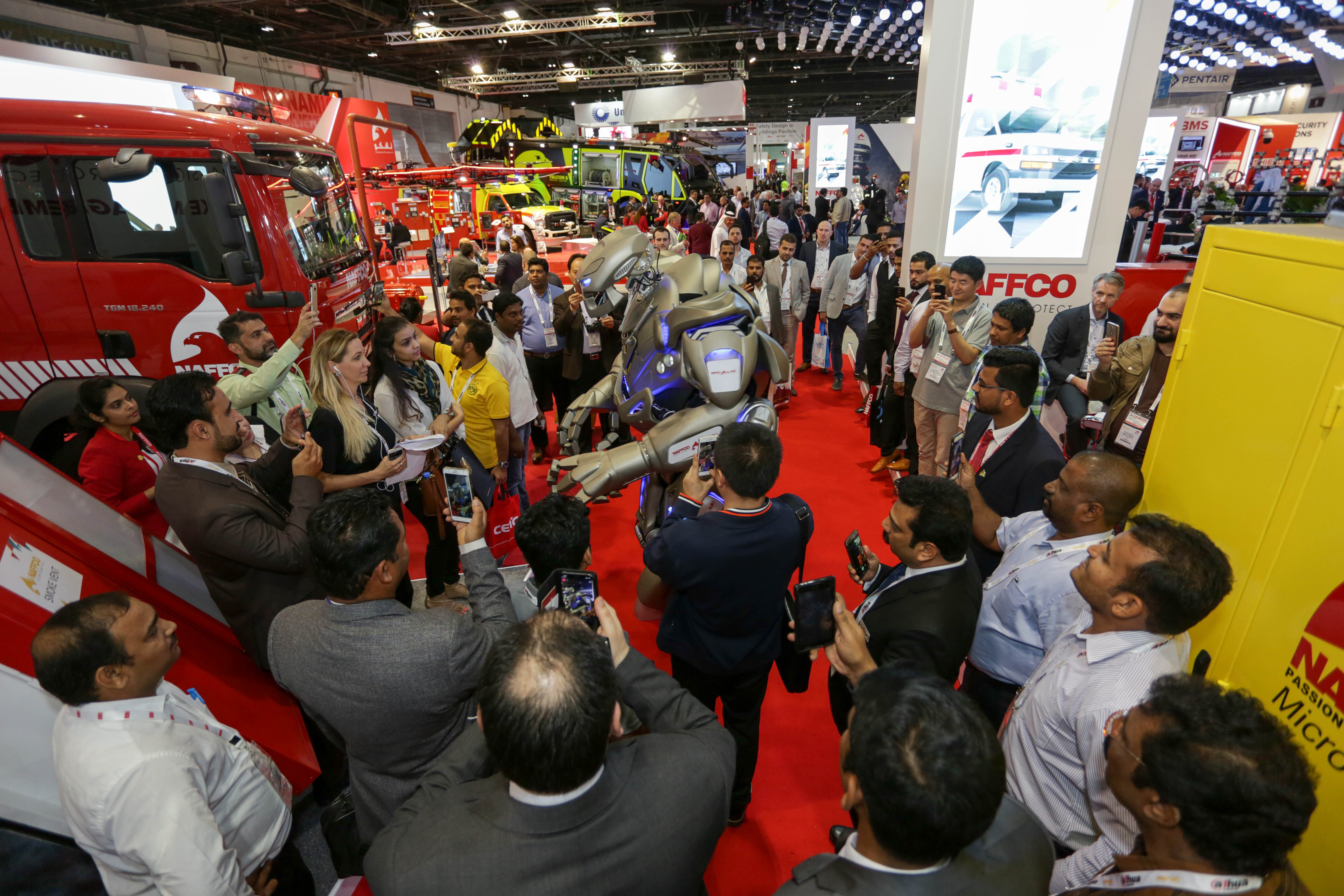 Internationale Besucher der Intersec bestaunen im Januar 2018 neueste Sicherheitsrobotik in Dubai